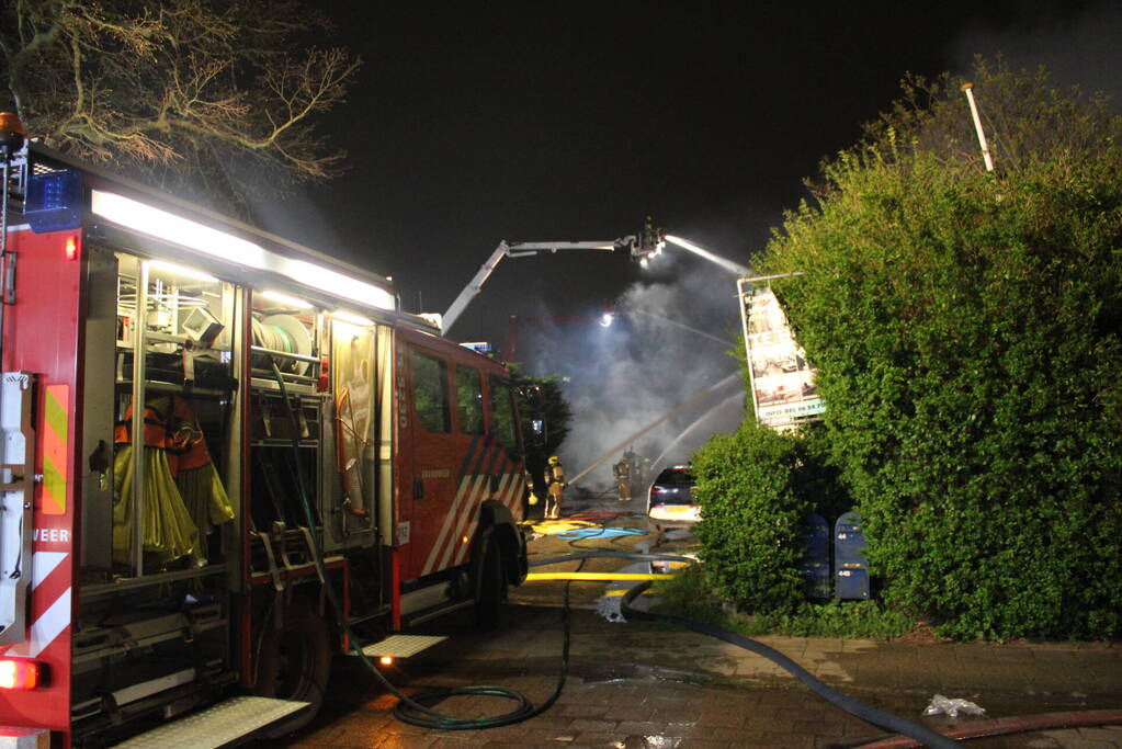 Grote brand verwoest boerderij met rieten dak