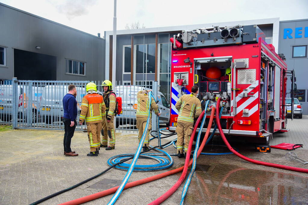 Veel rook bij brand in bedrijfsloods