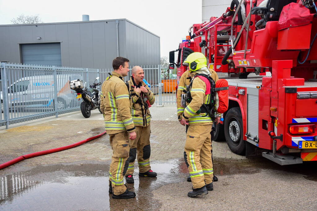 Veel rook bij brand in bedrijfsloods