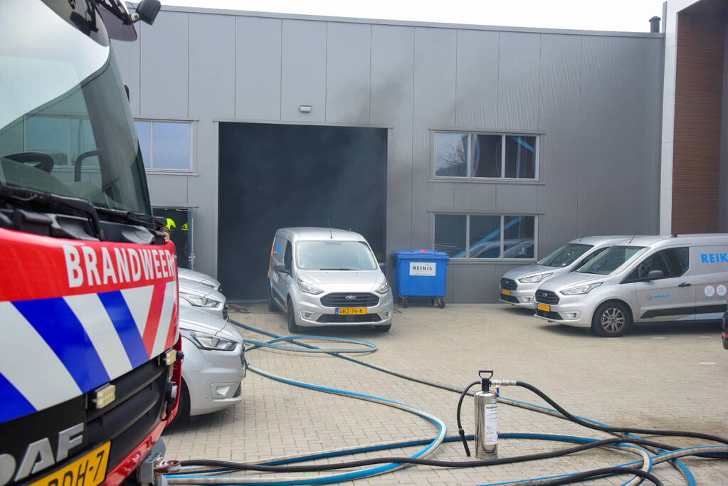 Veel rook bij brand in bedrijfsloods