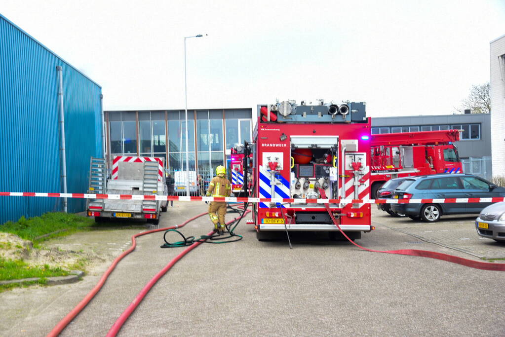 Veel rook bij brand in bedrijfsloods