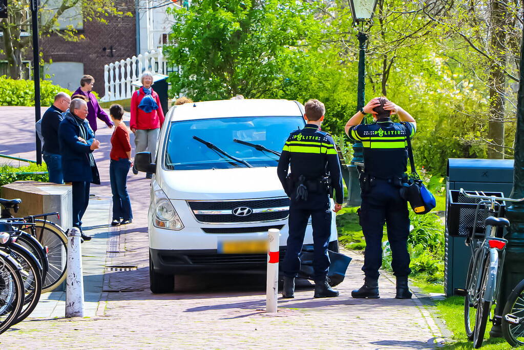 Persoon met spoed naar ziekenhuis na ongeval