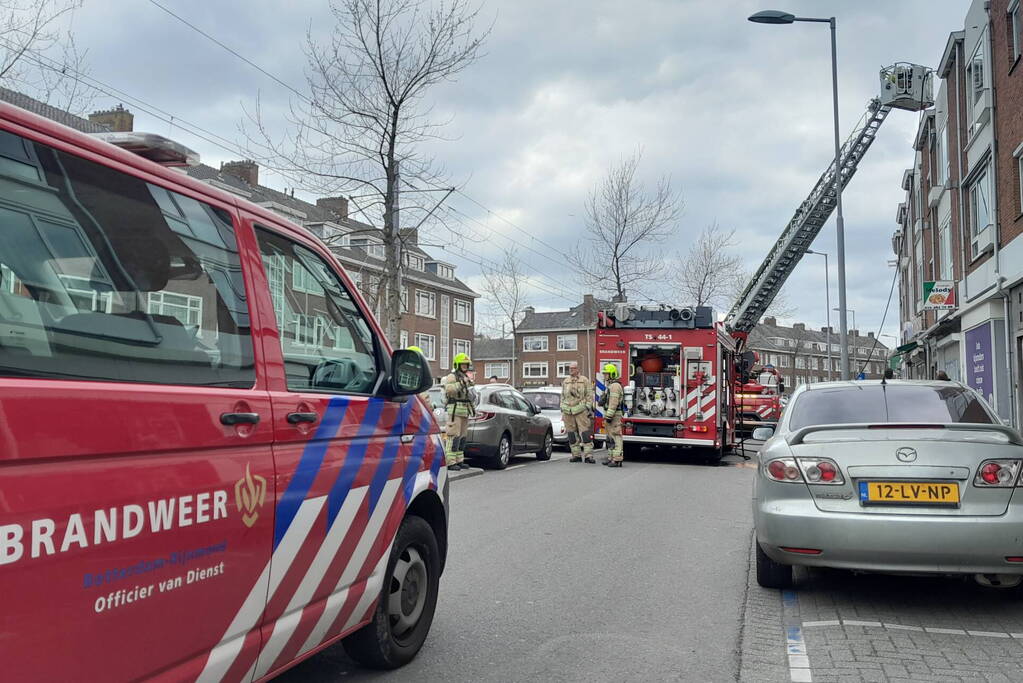 Persoon ademt rook in bij balkonbrand