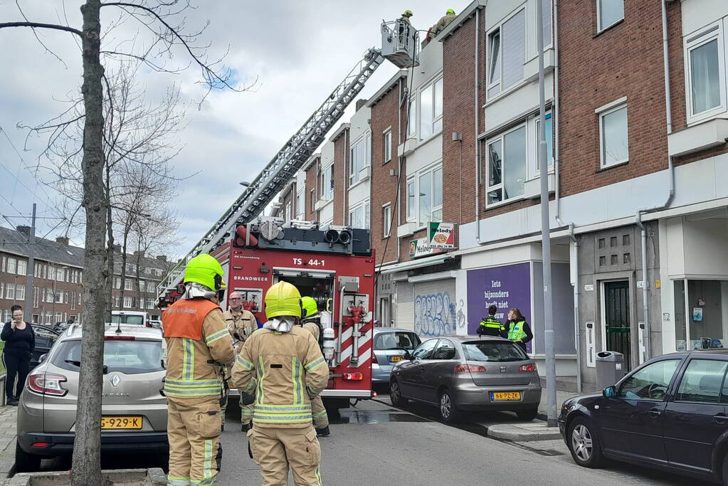 Persoon ademt rook in bij balkonbrand