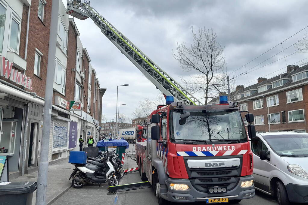 Persoon ademt rook in bij balkonbrand