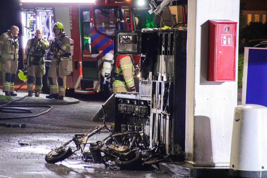 Scooter vliegt in brand tijdens tankbeurt