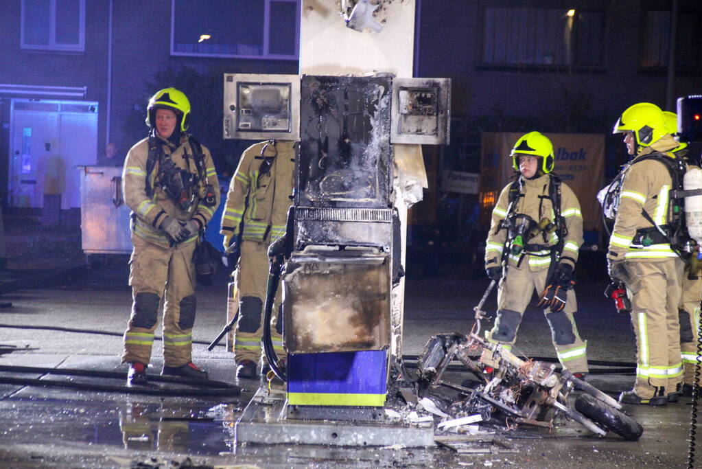 Scooter vliegt in brand tijdens tankbeurt