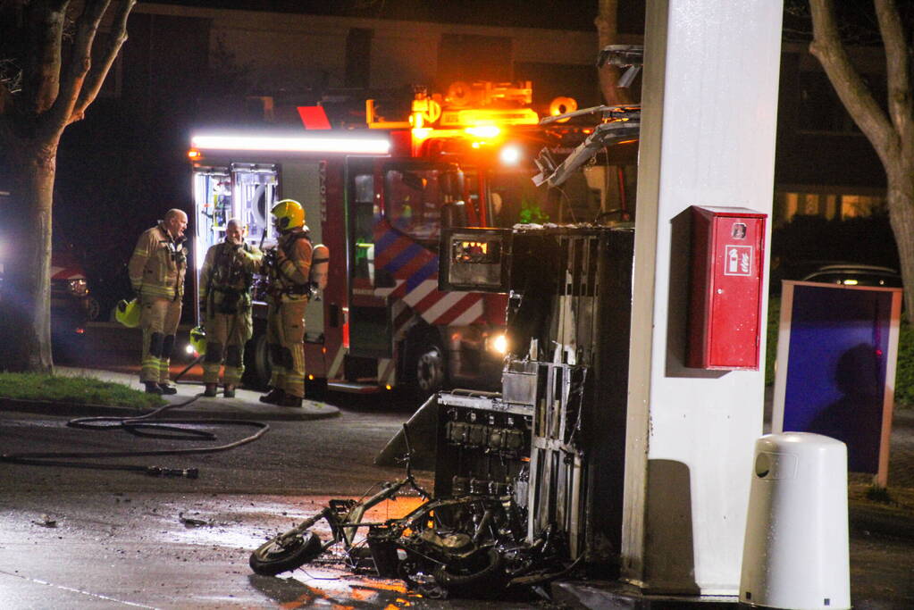 Scooter vliegt in brand tijdens tankbeurt