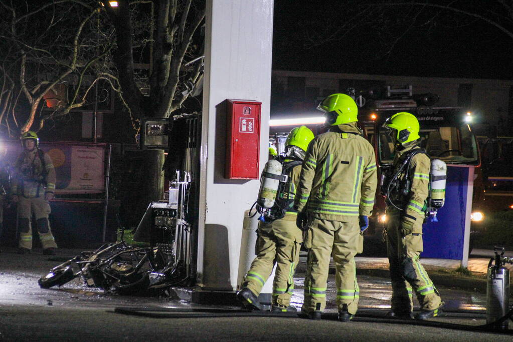 Scooter vliegt in brand tijdens tankbeurt