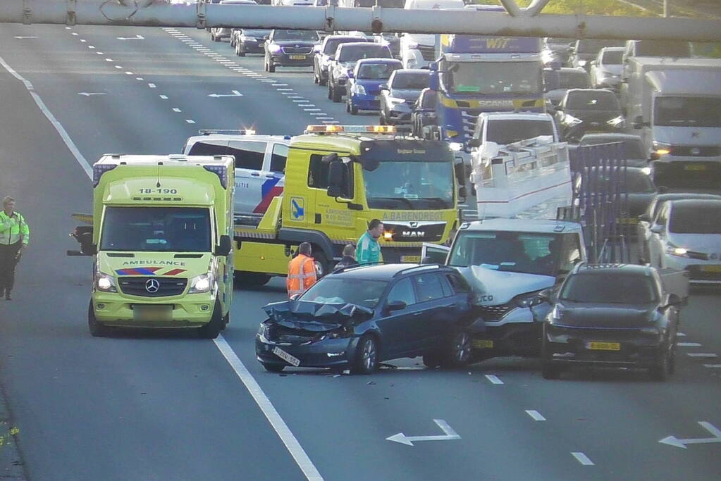 Snelweg deels dicht naar kettingbotsing