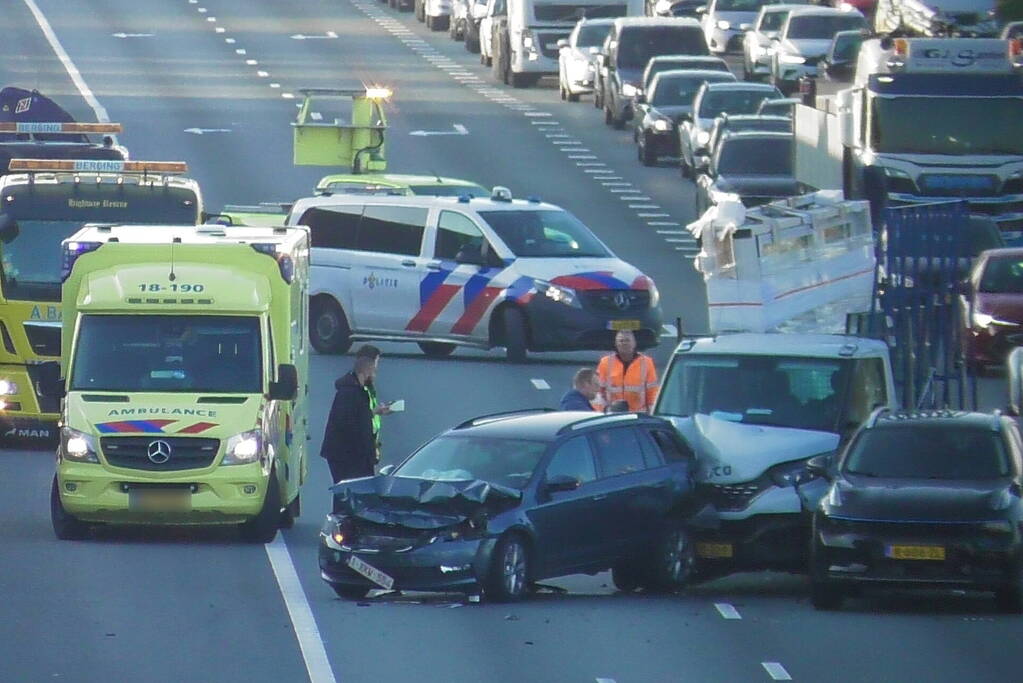 Snelweg deels dicht naar kettingbotsing