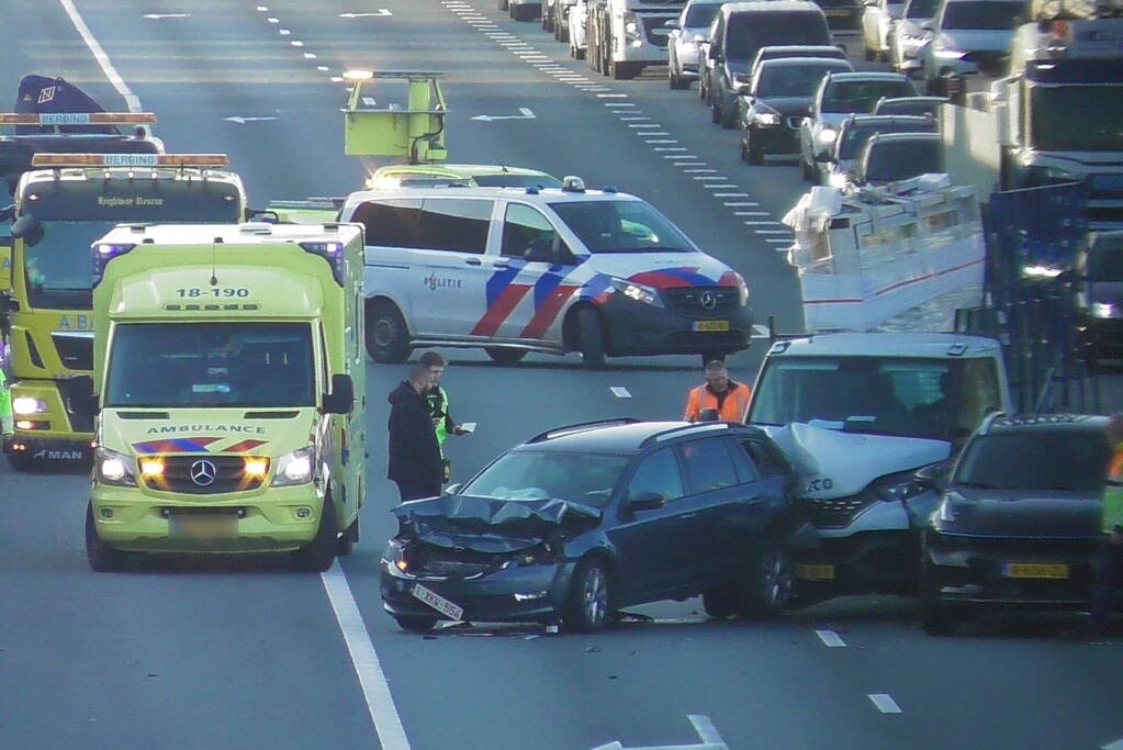 Snelweg deels dicht naar kettingbotsing