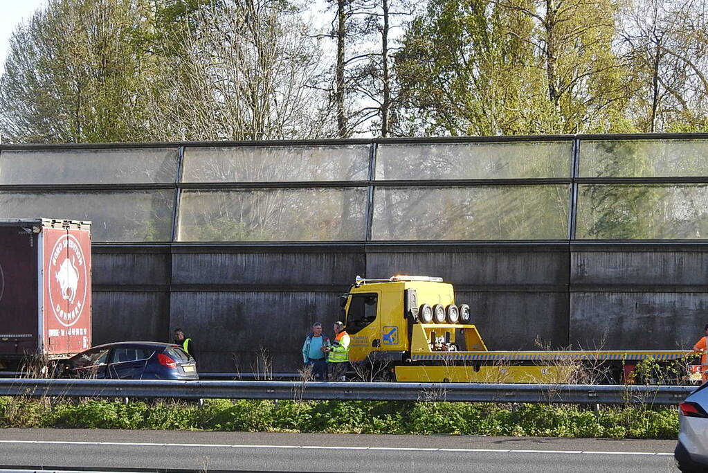 Automobilist botst achterop vrachtwagen