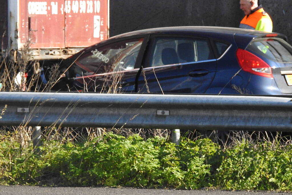 Automobilist botst achterop vrachtwagen