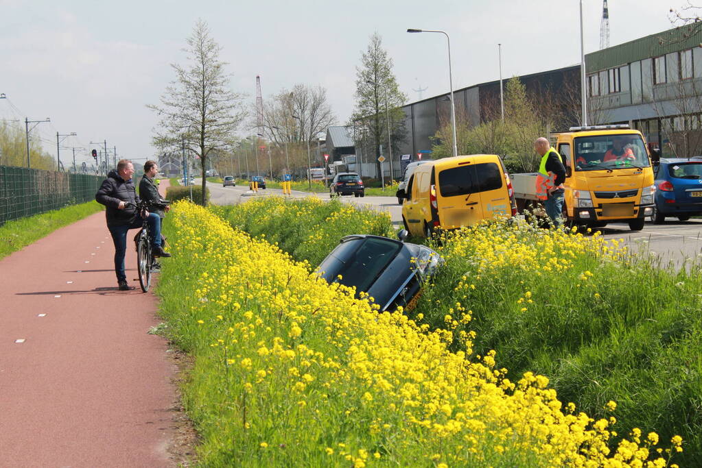 Auto belandt in naastgelegen sloot