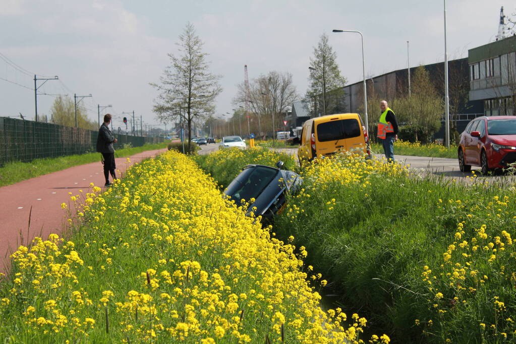 Auto belandt in naastgelegen sloot