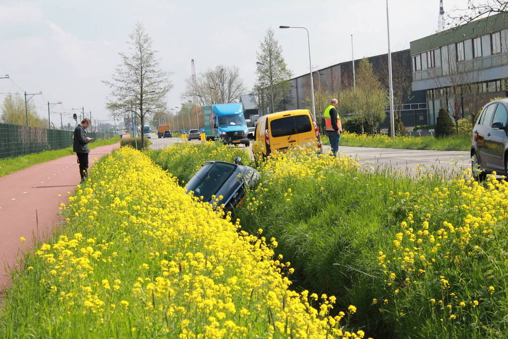 Auto belandt in naastgelegen sloot