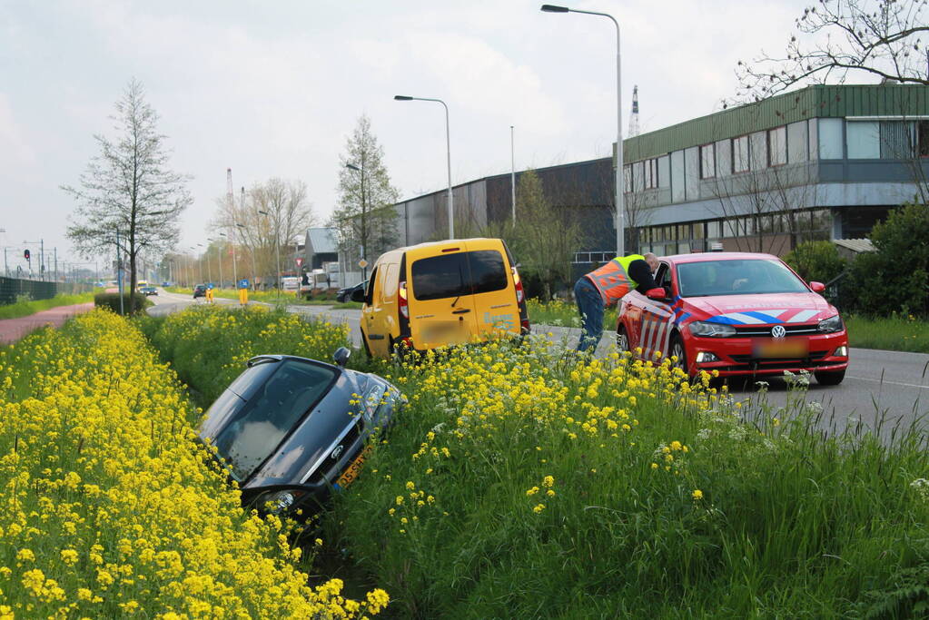 Auto belandt in naastgelegen sloot