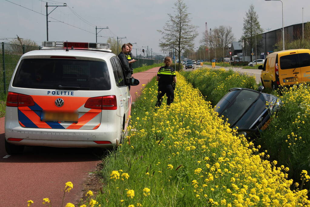 Auto belandt in naastgelegen sloot