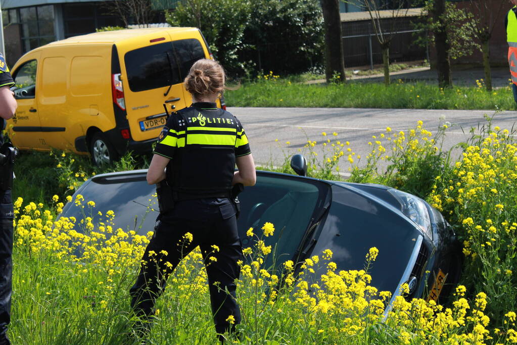 Auto belandt in naastgelegen sloot