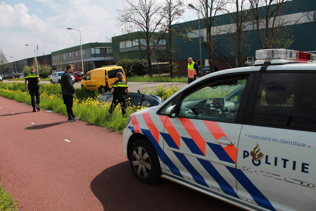 Auto belandt in naastgelegen sloot