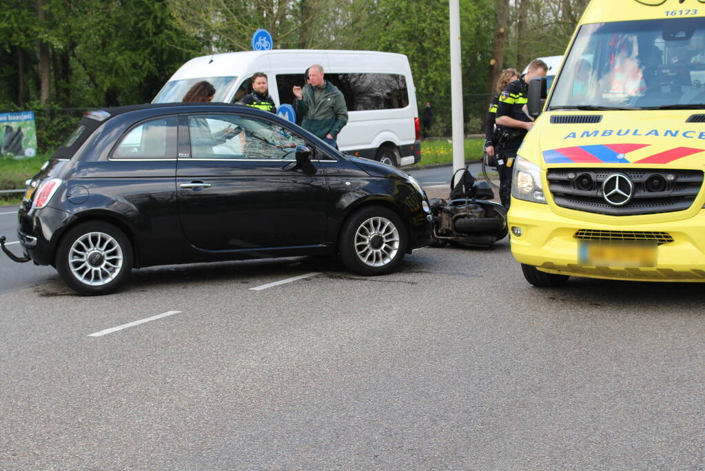 Brommerrijder en opzittende gaan onderuit bij botsing met auto