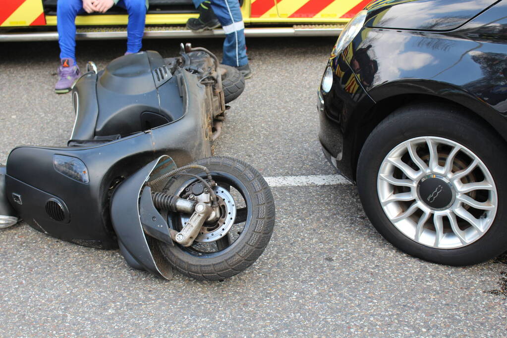 Brommerrijder en opzittende gaan onderuit bij botsing met auto