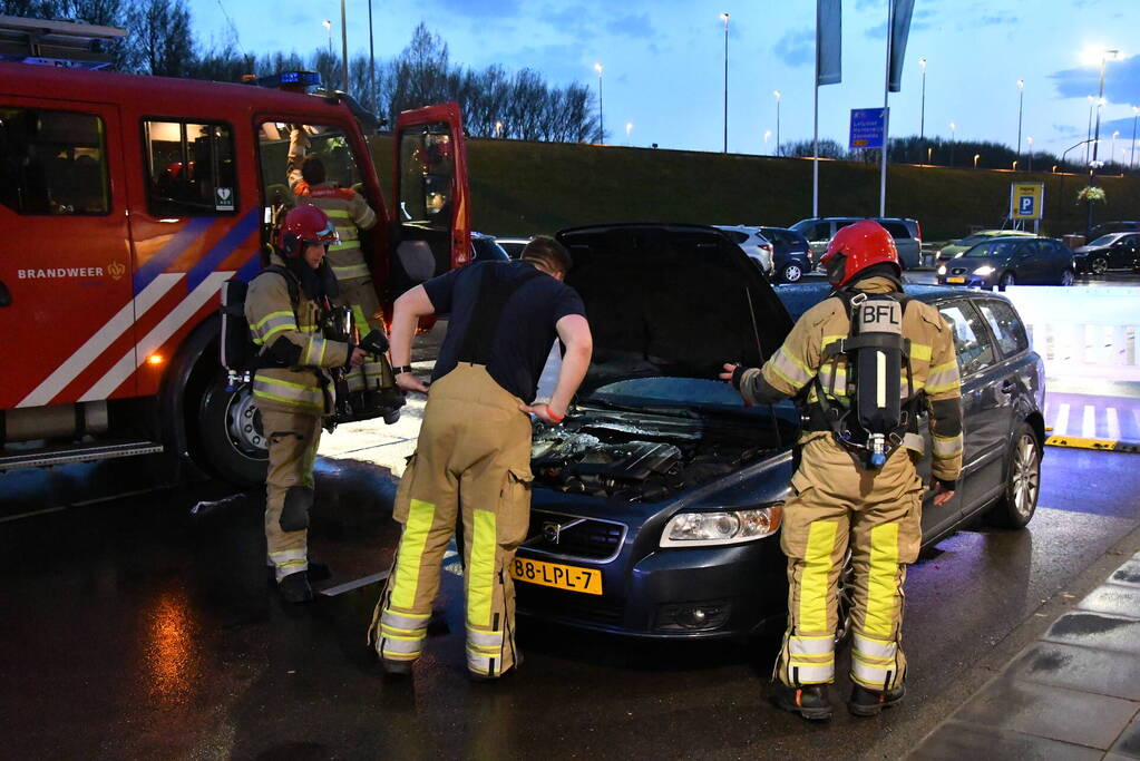 Automobiliste stopt voor rook onder motorkap