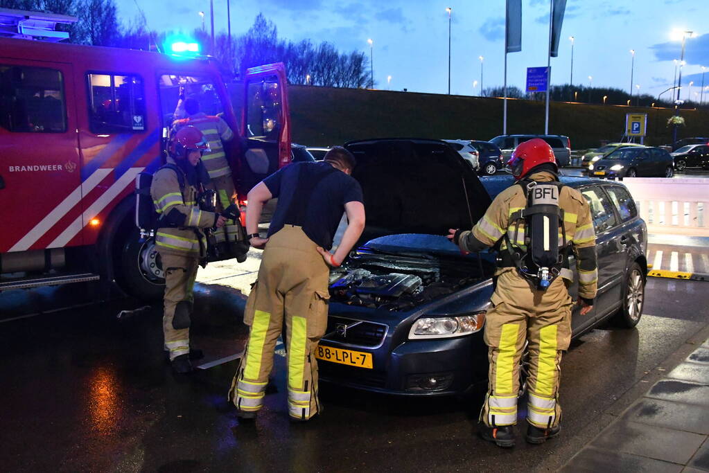 Automobiliste stopt voor rook onder motorkap