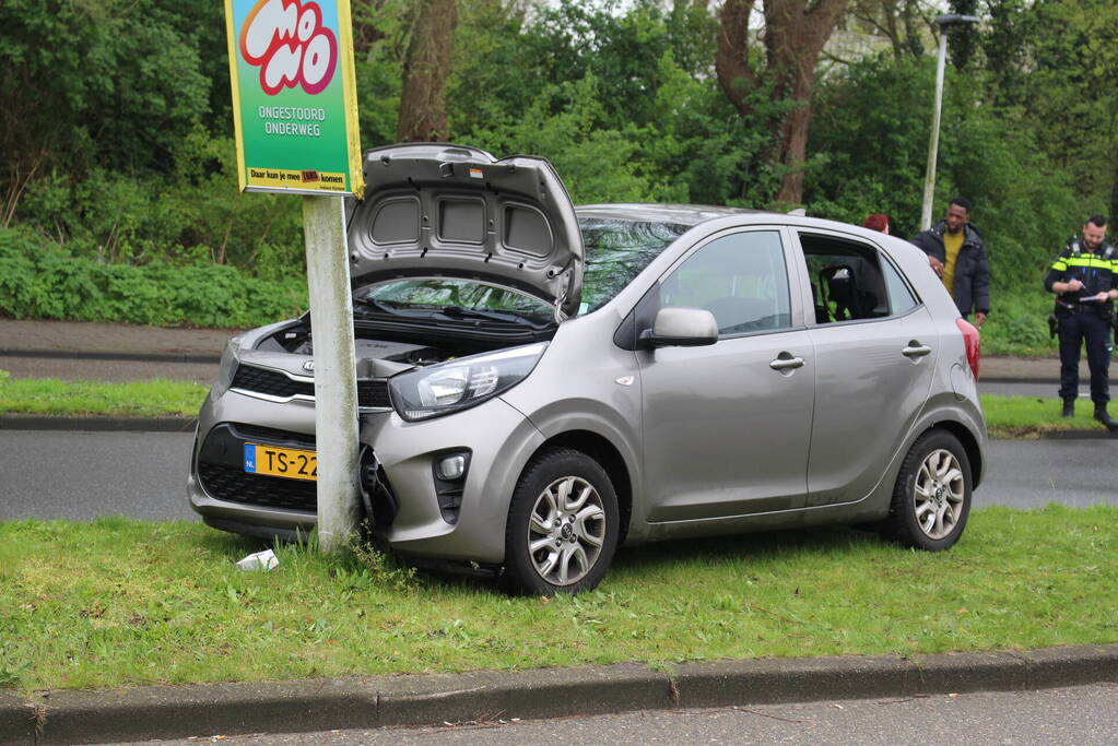 Automobilist botst tegen lantaarnpaal