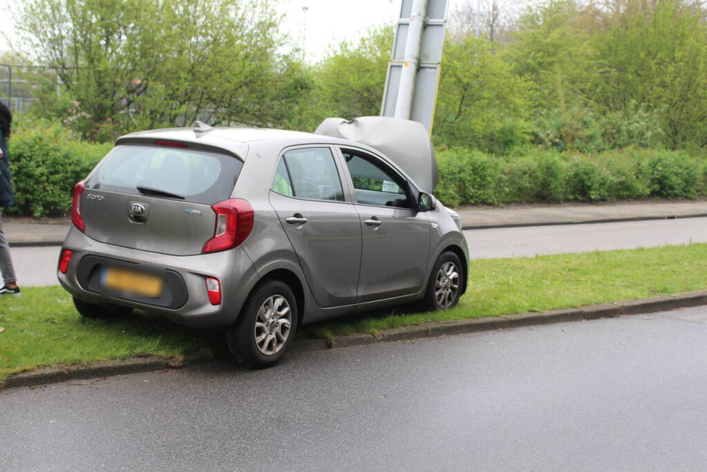 Automobilist botst tegen lantaarnpaal