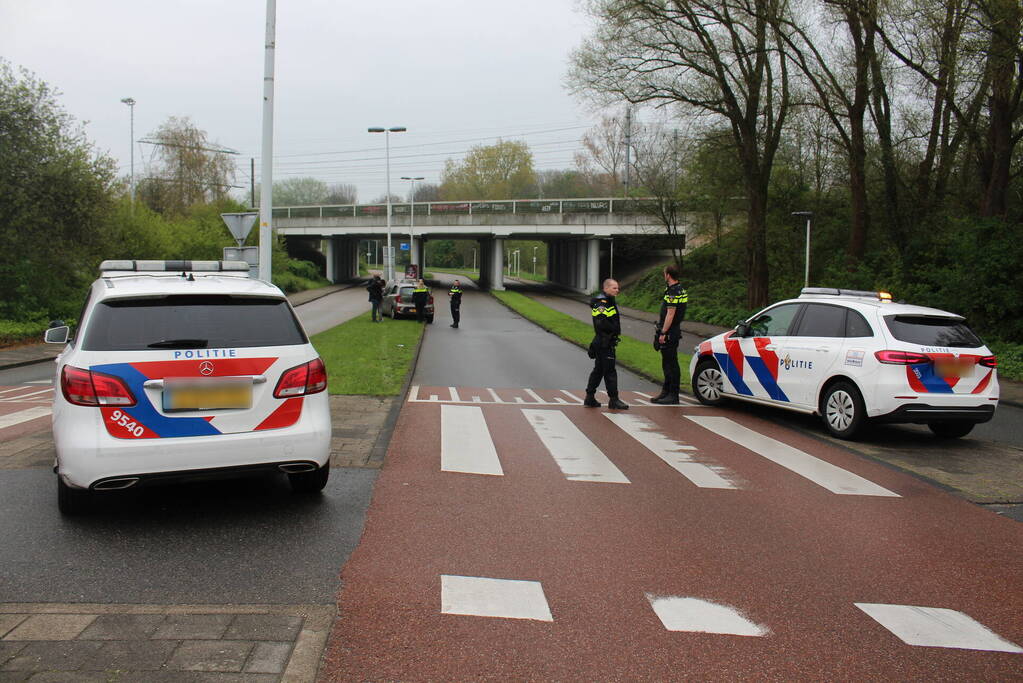 Automobilist botst tegen lantaarnpaal