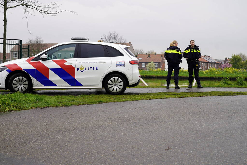 Urenlange berging van bestelbus in het water