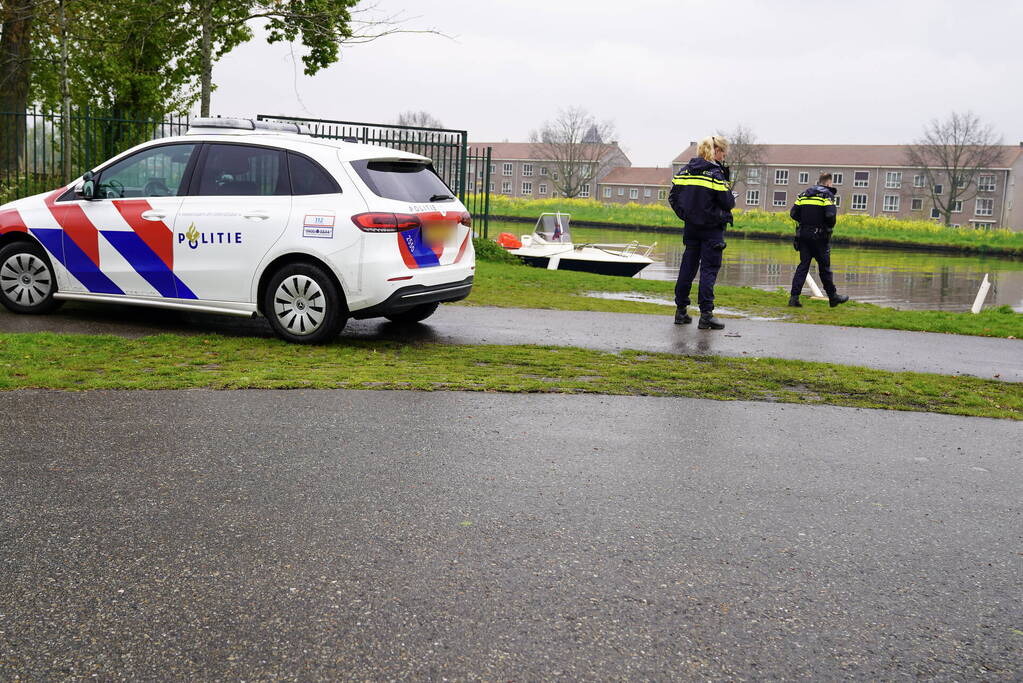 Urenlange berging van bestelbus in het water