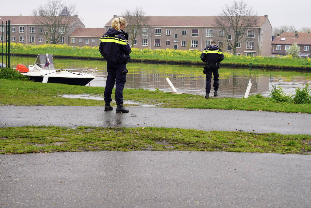 Urenlange berging van bestelbus in het water