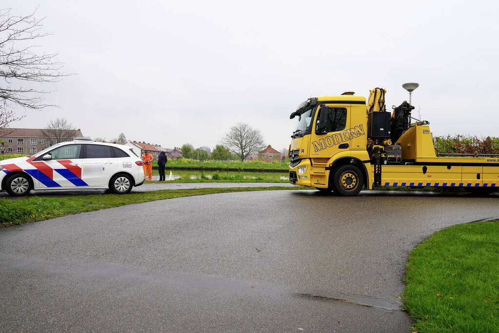 Urenlange berging van bestelbus in het water