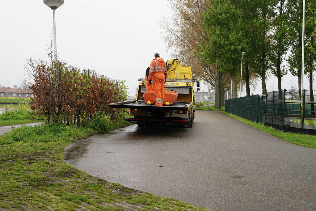 Urenlange berging van bestelbus in het water