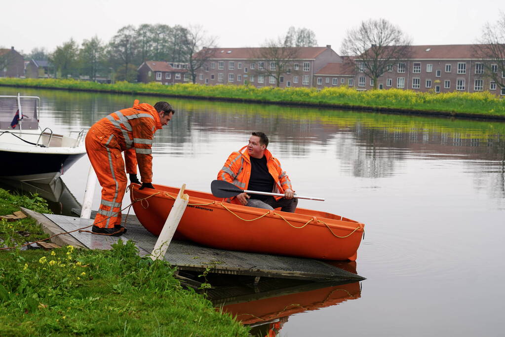 Urenlange berging van bestelbus in het water