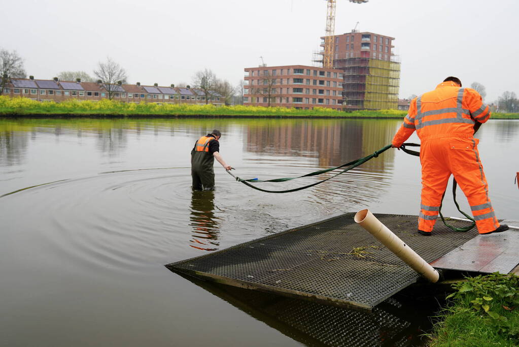 Urenlange berging van bestelbus in het water