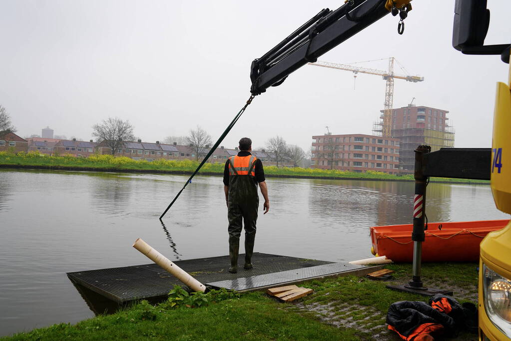 Urenlange berging van bestelbus in het water