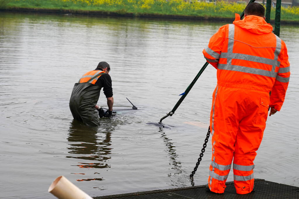 Urenlange berging van bestelbus in het water