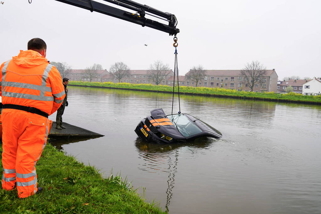 Urenlange berging van bestelbus in het water