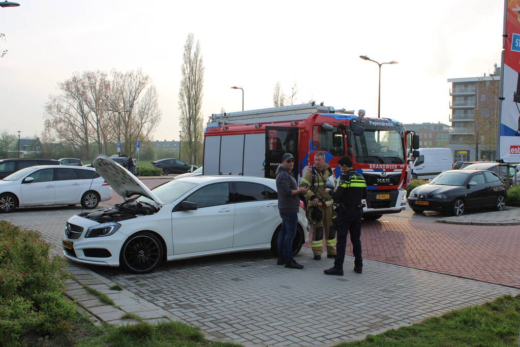 Brandweer verricht onderzoek naar mogelijke autobrand