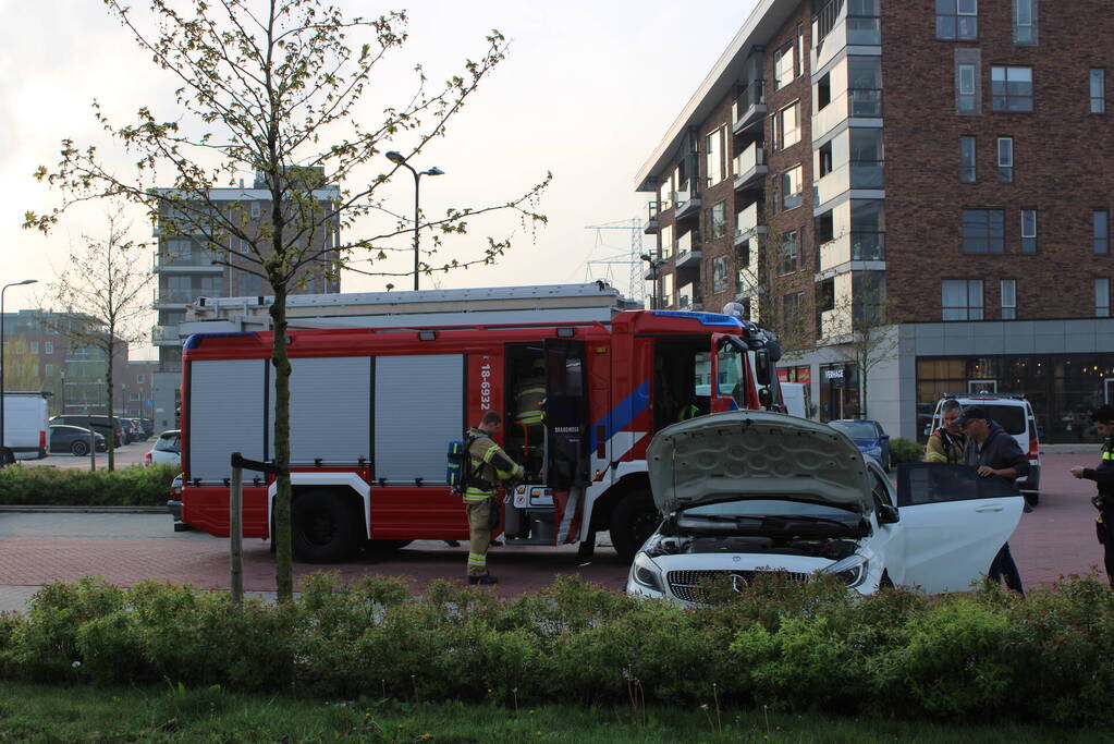 Brandweer verricht onderzoek naar mogelijke autobrand