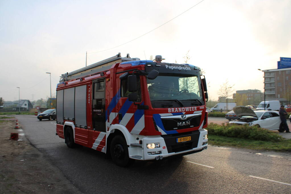 Brandweer verricht onderzoek naar mogelijke autobrand