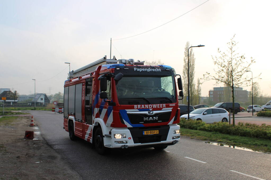 Brandweer verricht onderzoek naar mogelijke autobrand