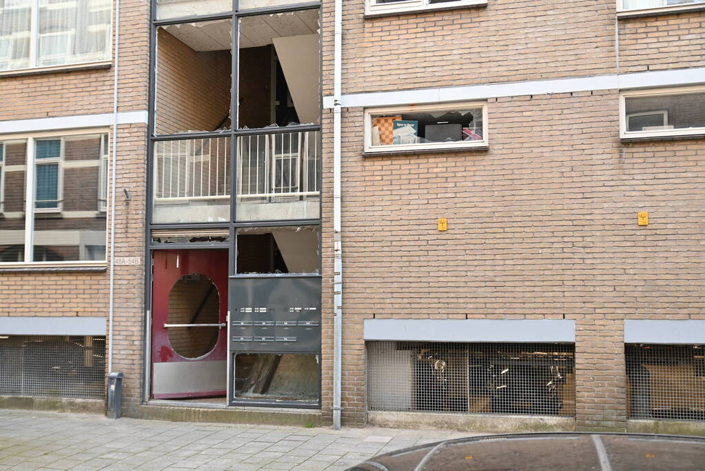 Ramen portiek en woningen er uit geblazen na explosie