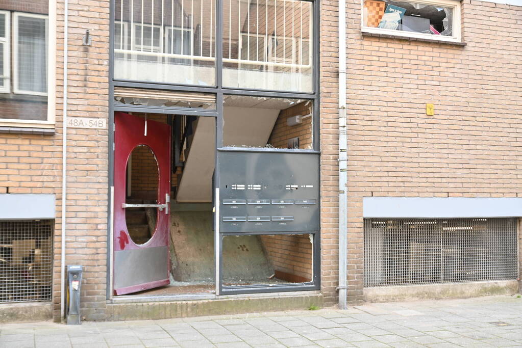 Ramen portiek en woningen er uit geblazen na explosie