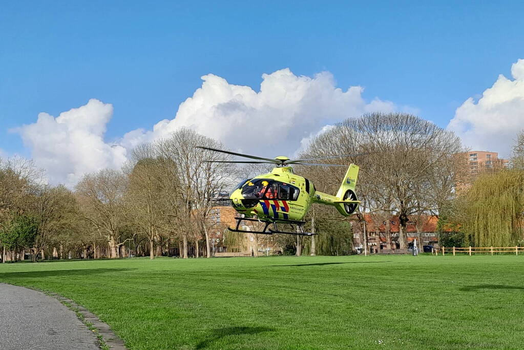 Traumaheli landt midden in woonwijk