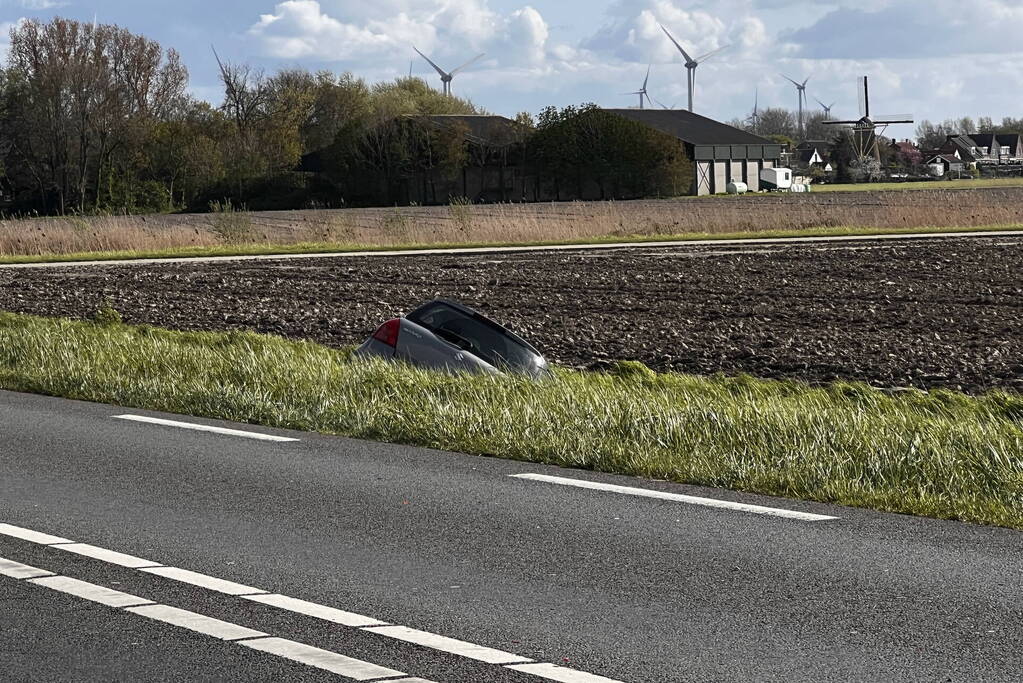 Auto belandt in sloot na ongeval